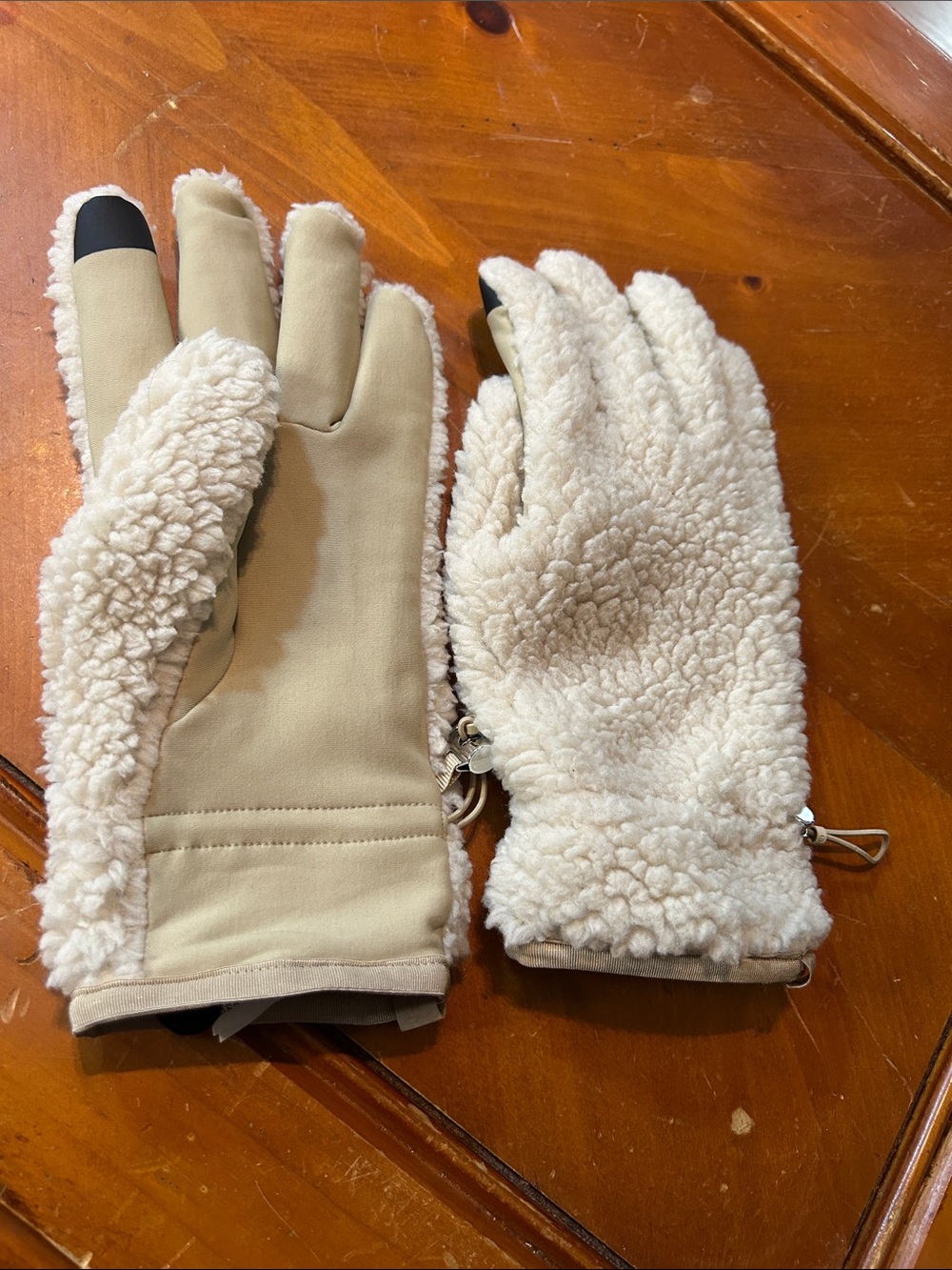 Lululemon media gloves with fleece